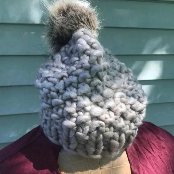 Pom‎ Pom hat - Picture 1 of 5